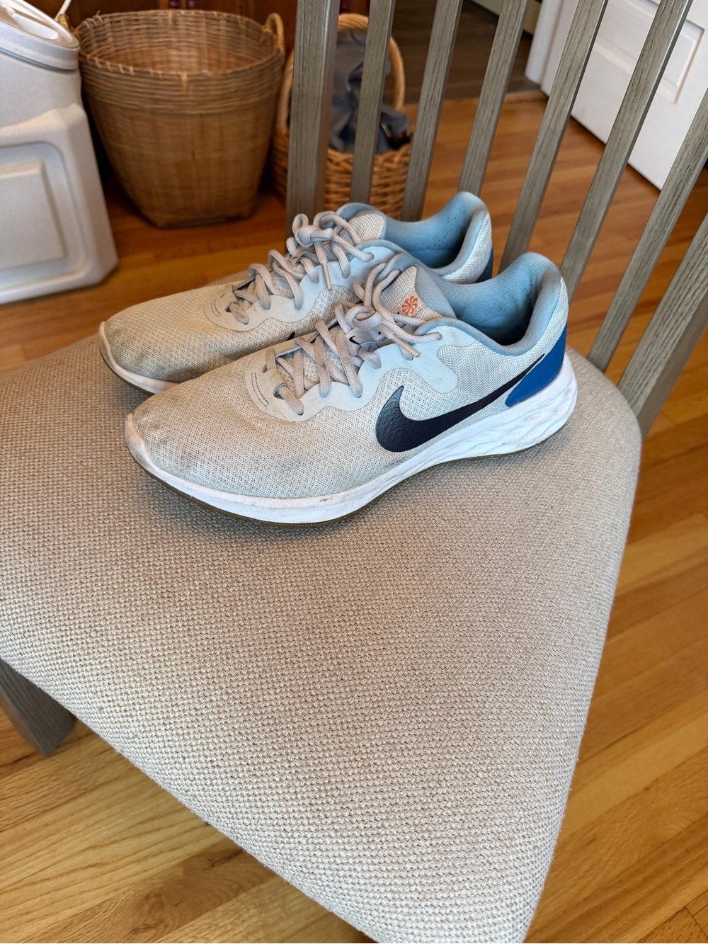 Nike Men’s Size 11 Lightweight Running Shoes in Light Gray and Blue